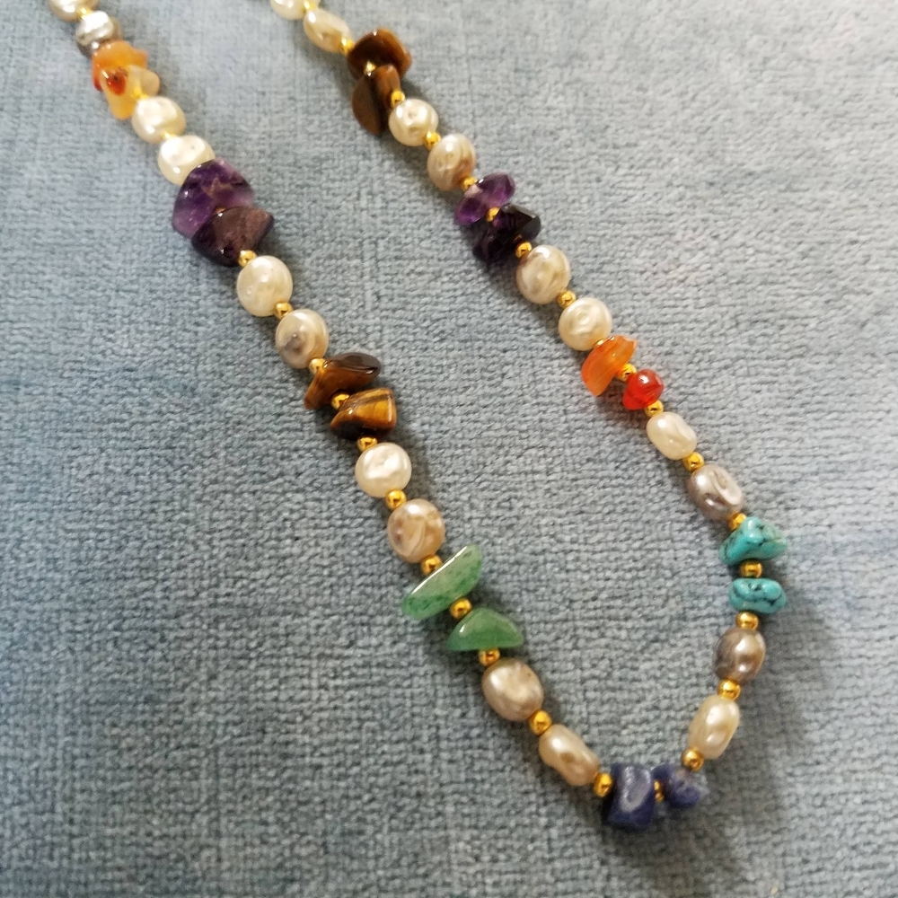 Beautiful Freshwater Pearl and Gemstone Nevklace